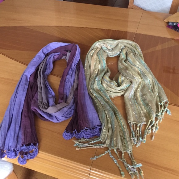 Two stylish scarves - Picture 1 of 4