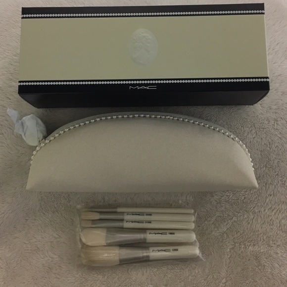 MAC Christmas Brush Set