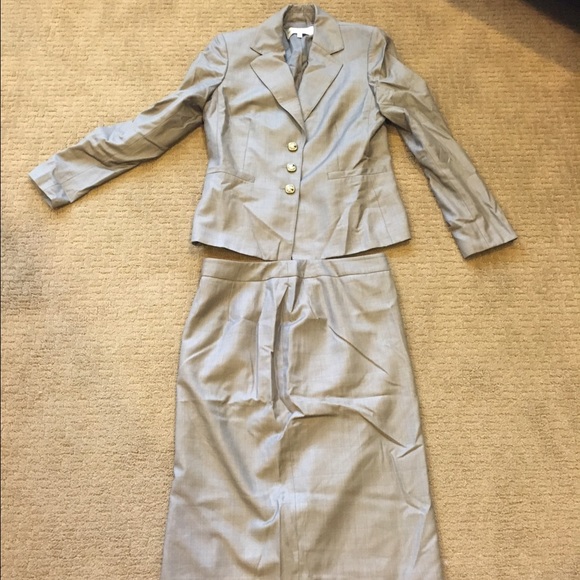 Jones New York beige skirt suit set
