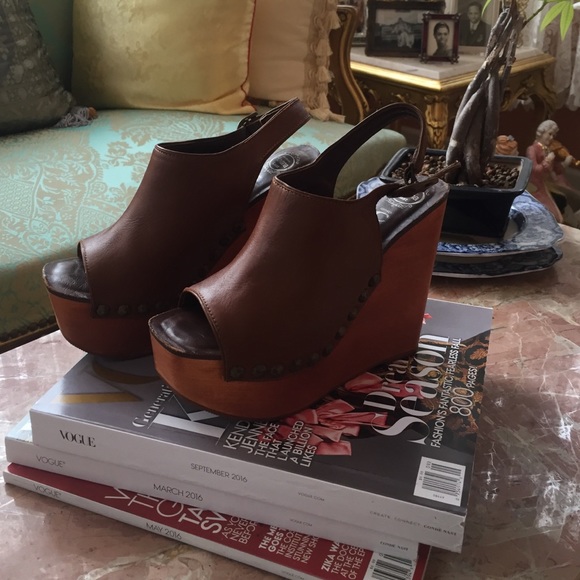 Very high platform sandal