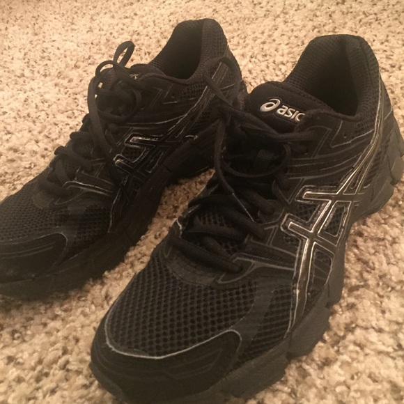 Black Asics GT-1000 shoes