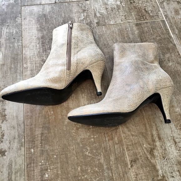 🌟HP🌟Taupe Leather Snakeskin Booties Size 5.5 - Picture 2 of 6