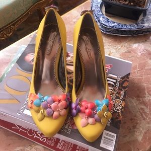 Pretty yellow pump