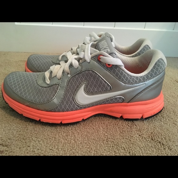 🛍🍾CYBER MONDAY SALE🍾🛍 Nike tennis shoes