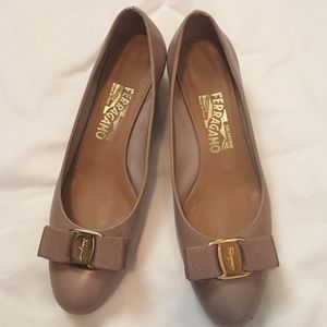 Ferragamo vara pump size 37 nude/blush