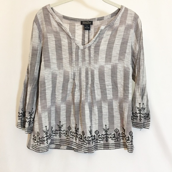 Lucky Brand Grey Pintuck Embroidered Blouse Sz M - Picture 1 of 4