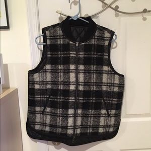 Reversible vest in plaid
