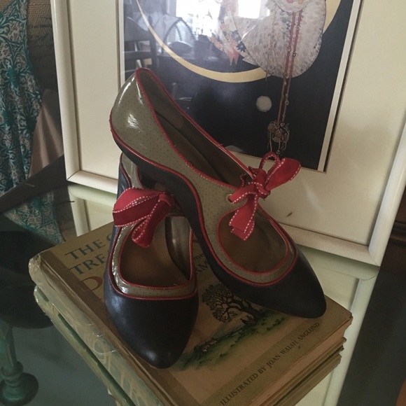 Poetic License Tease Shoes Size 8