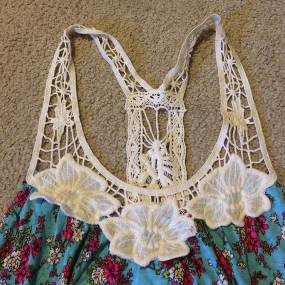 Iris Basic Tank Top - Picture 2 of 4