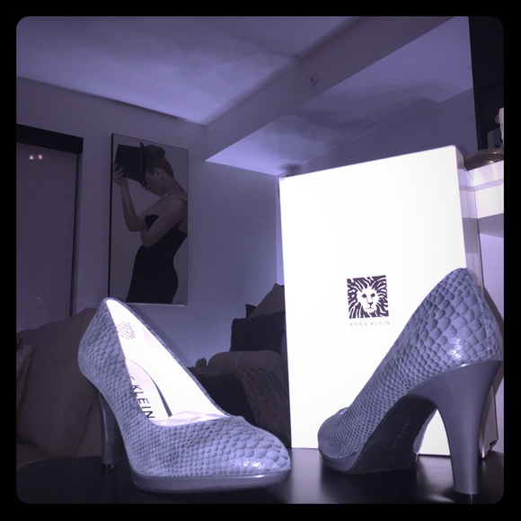 NWB Anne Klein Grey Pumps