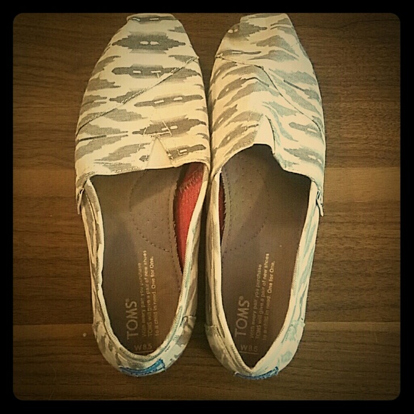 White/Gray pattern TOMS