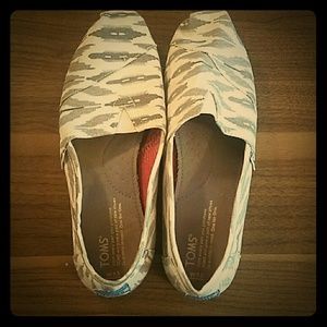 White/Gray pattern TOMS