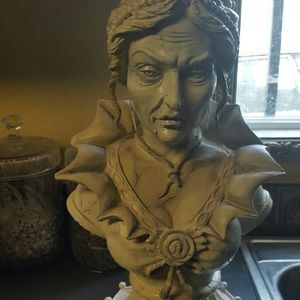 Priscilla countess vampire halloween bust