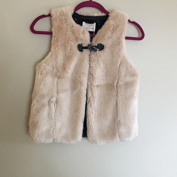 Girls faux fur gillet.
