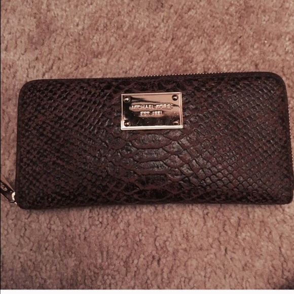 Michael Kors wallet - Picture 1 of 3