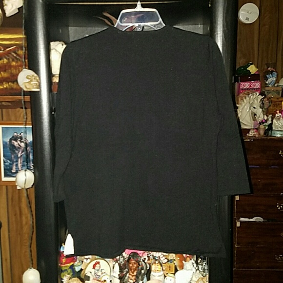 Woman's mid sleeved dress shirt. - Picture 3 of 4