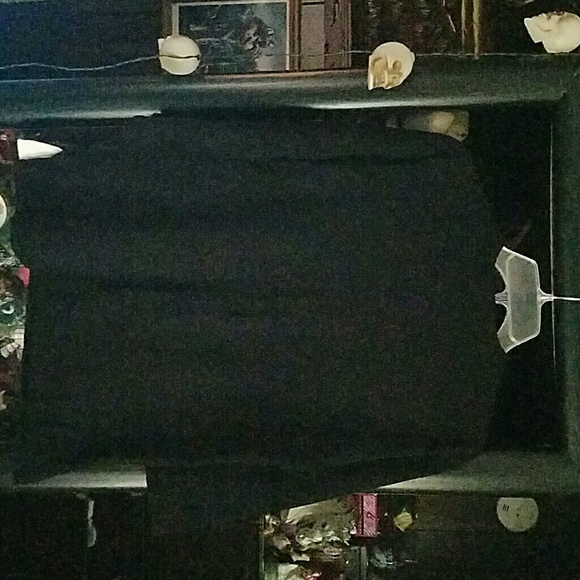 Woman's mid sleeved dress shirt. - Picture 4 of 4