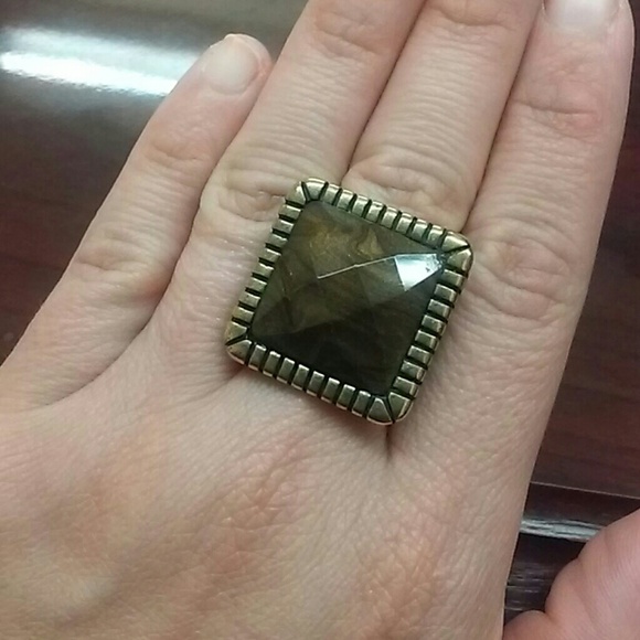 Square shape ring - Picture 1 of 1