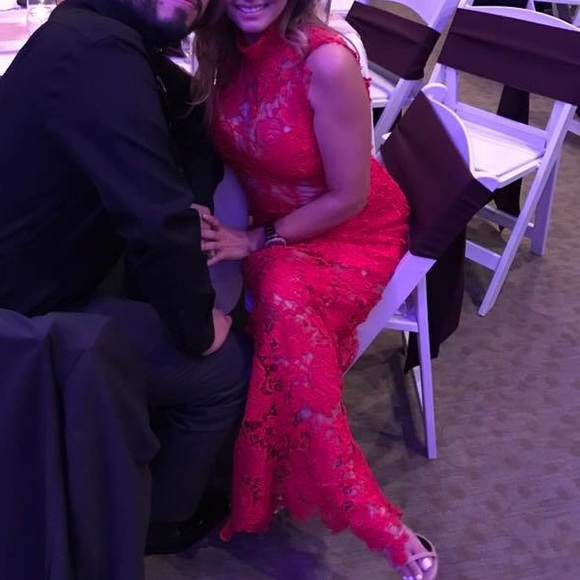 Beautiful red lace turtleneck maxi dress - Picture 3 of 4