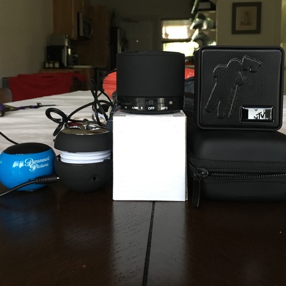 2 -BLUETOOTH SPEAKERS & 2 -AUX SMARTPHONE SPEAKERS