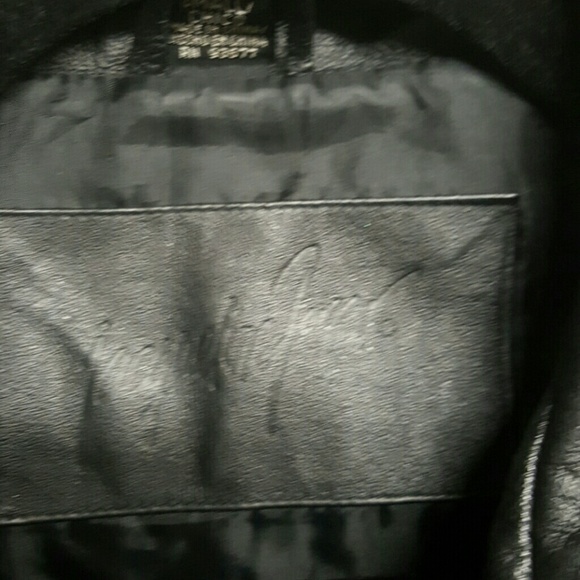Sleek and Beautiful Leather Jacket - Picture 3 of 5