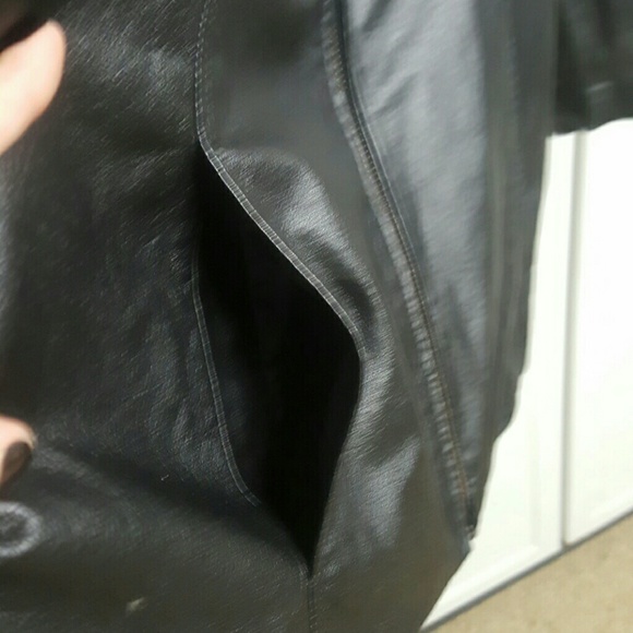 Sleek and Beautiful Leather Jacket - Picture 4 of 5