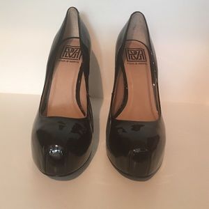 Black patent leather pumps