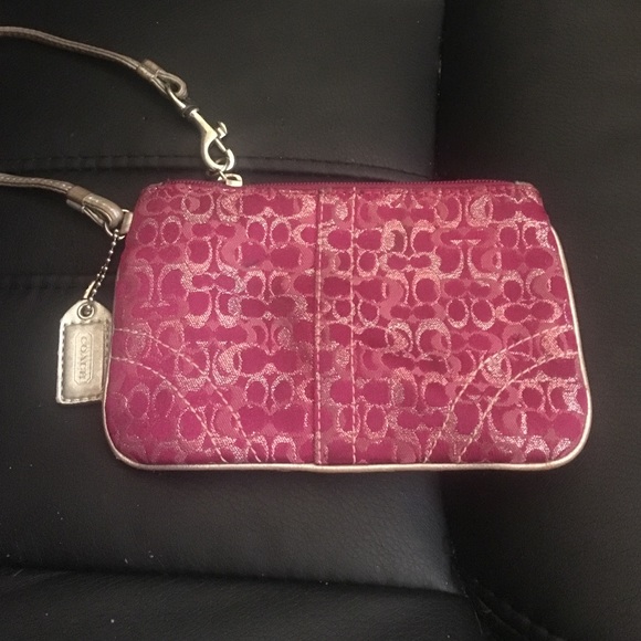 GENUINEpretty,pink Coachwristlet,perfect condition