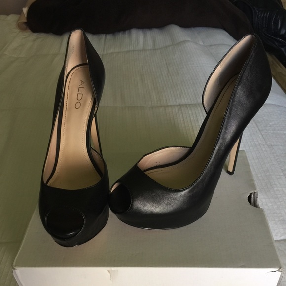 Black pumps