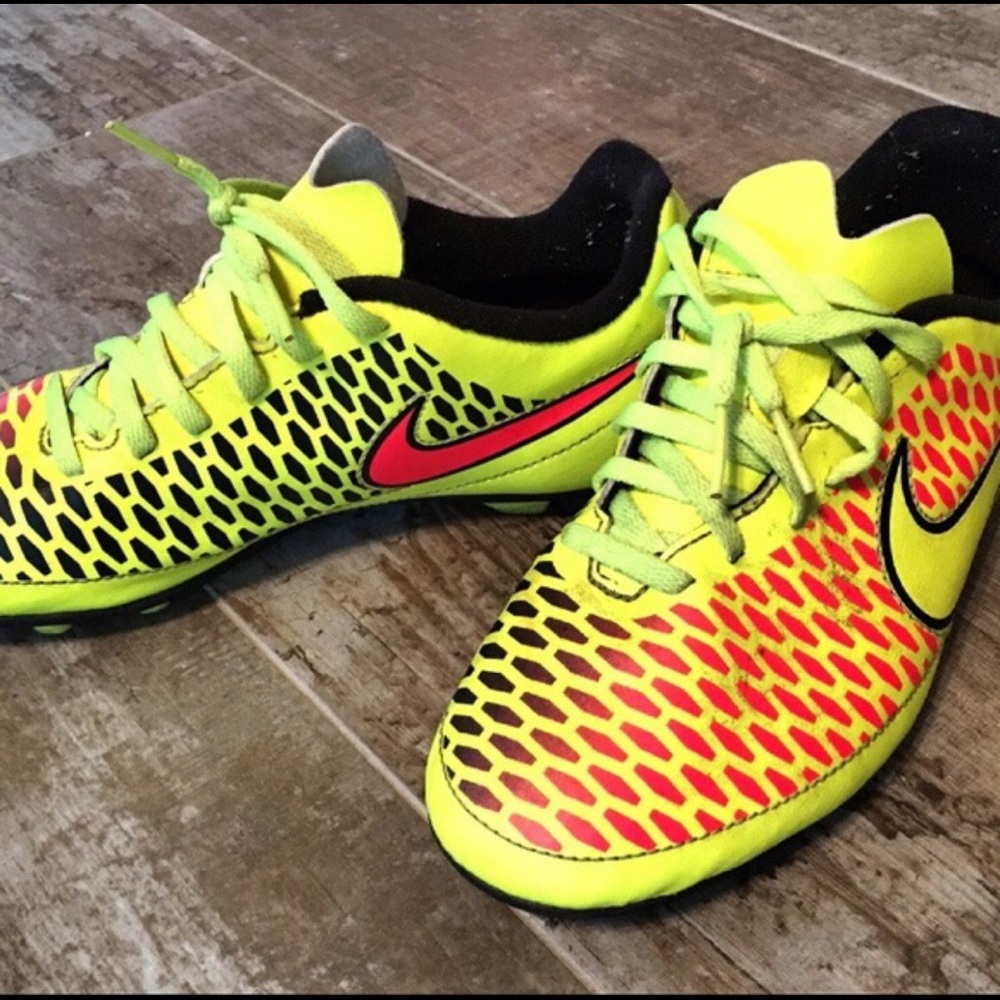 Nike Athletic Shoes/Cleats Size 5.5 Youth - Picture 3 of 4
