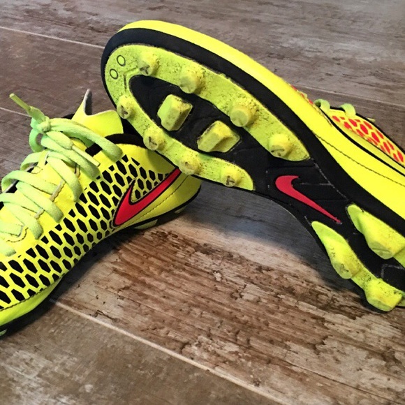 Nike Athletic Shoes/Cleats Size 5.5 Youth - Picture 2 of 4