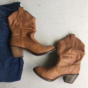 Women brown size 8 cowgirl boots.