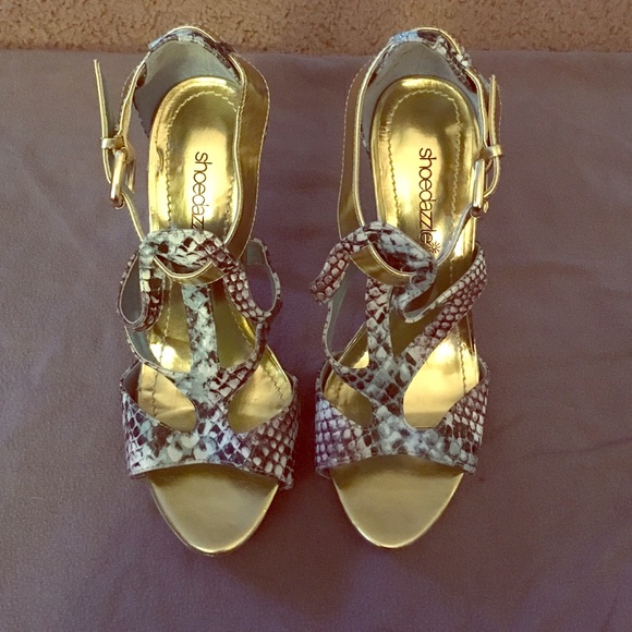 Snake print heels with buckle