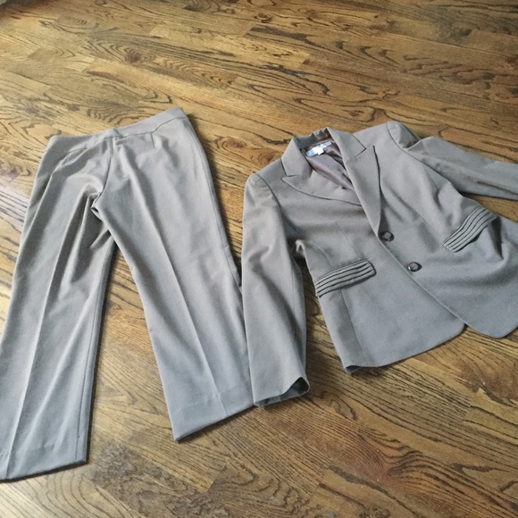 Tahari Women's Light Brown Pant Suit. Size 10. - Picture 1 of 4