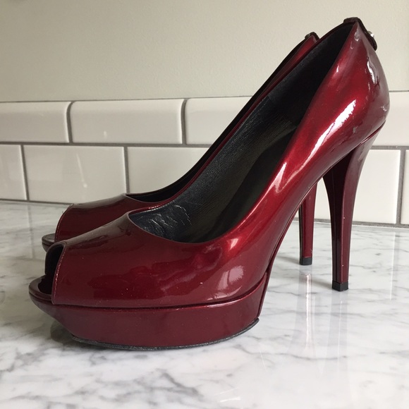 *SOLD* Stuart Weiztman Heel, Fire Quasar, size 9