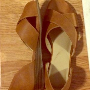 Summer low heel sandals in deep caramel color