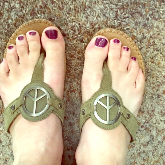 ✌🏼☮ Minnetonka peace sign sandals☮✌🏼️