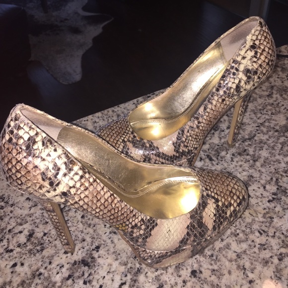 Steve Madden snake pattern platform pump