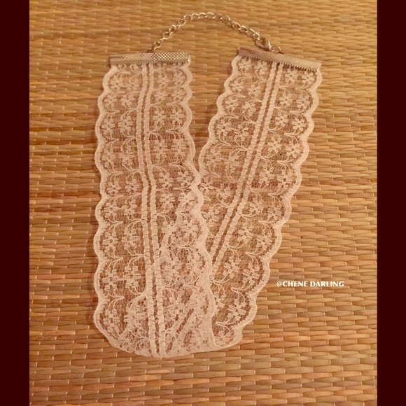 ⬇️ $18 WHITE LACE CHOKER - Picture 2 of 3