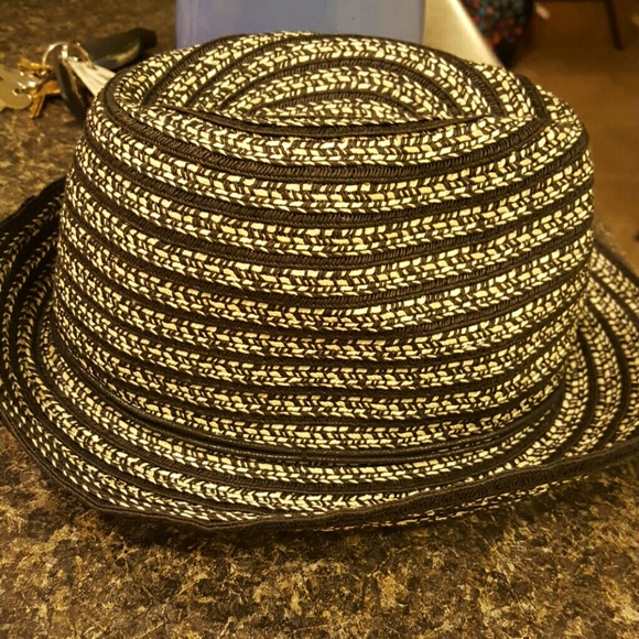 ××××SOLD×××××Black and White Bebe Ladies hat - Picture 1 of 4