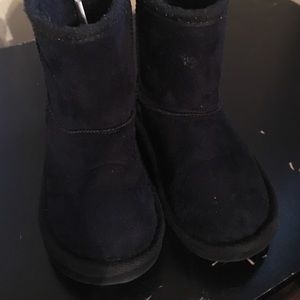Black snow boots
