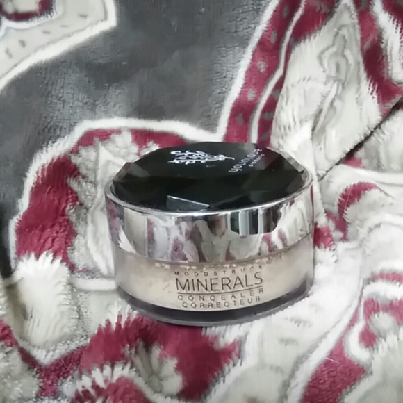Younique mineral concealer in frivolous