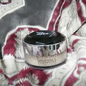 Younique mineral concealer in frivolous