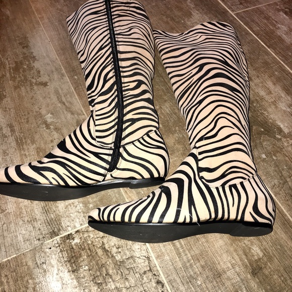 🦓Zebra Print Knee-High Flat Boots Size 6🦓 - Picture 3 of 4