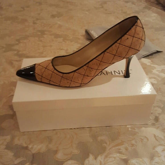 Manolo Blahnik calf brown black tip pumps