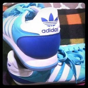 Women Gorgeous pair of Orion Adidas Sneakers US 8