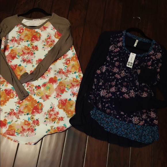 Floral tops super cute size large!! NEW