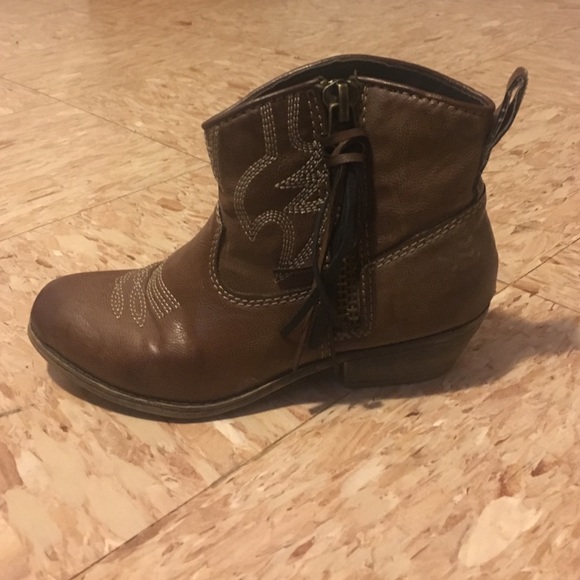 Short cowgirl boots
