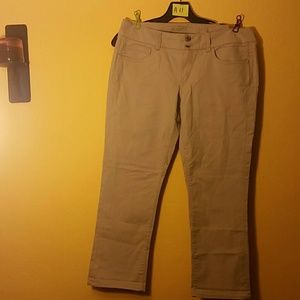Women's khaki capri