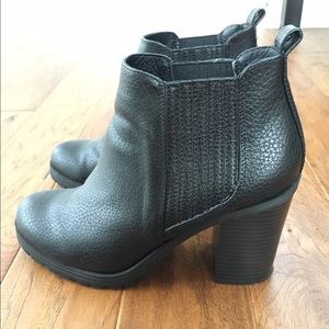 Sam & Libby black ankle bootie